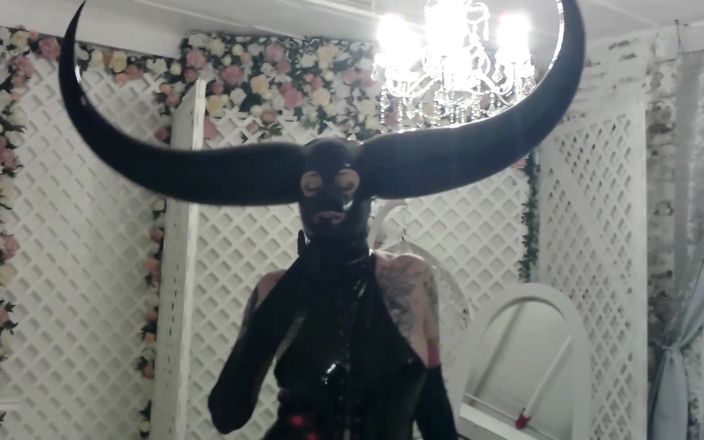 Lady Lazarus: Nadržená latexová maska a PVC striptýz