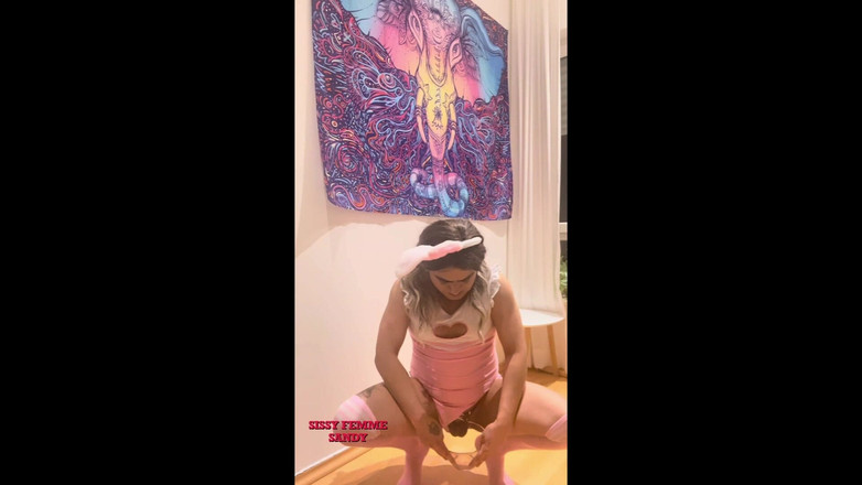 Femme Sandy: Bekaret kadın kılıklı: kaseye işiyor ve yutuyor (tavşan kıyafeti)