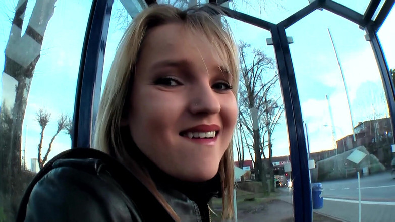 German Porn: 金发宝贝手指湿润的阴户特写