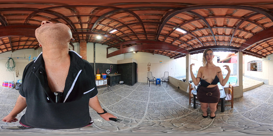 GabbyHorny: 记者在报道中被抓到后，在直播中脱光衣服。