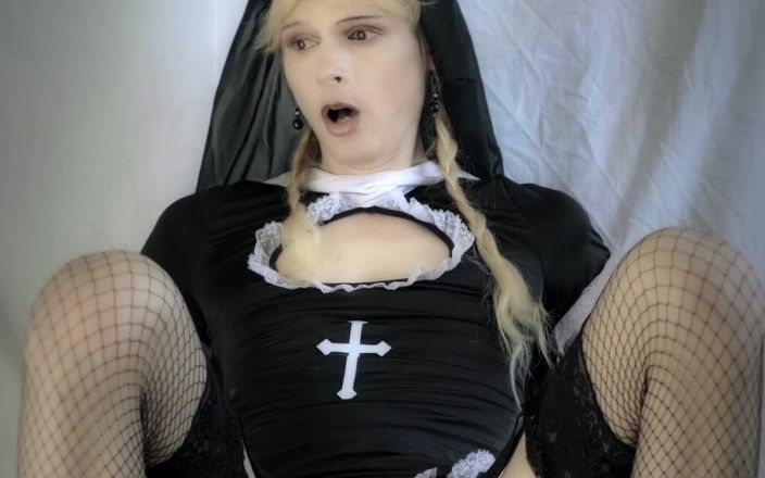 Lola Spais: Монахиня кончает на секс-машине