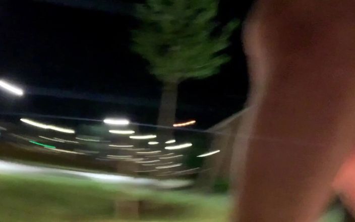 CindieLove: Yoğun yol trafiğinde çılgın seksi halka açık anal dildo