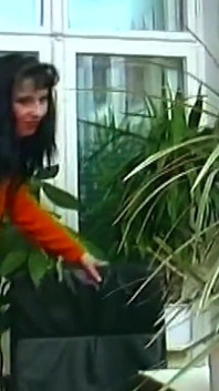 Zralá brunetka saje fialové dildo při prstění nedbalé kundičky