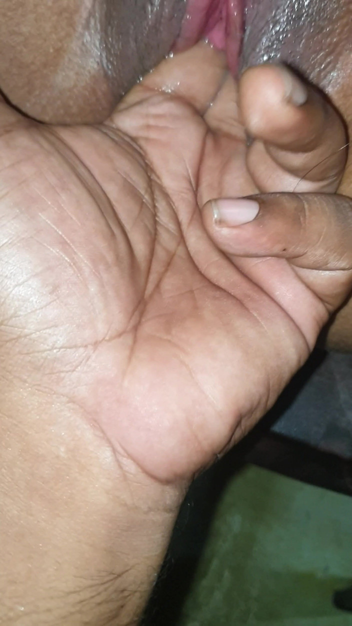 Tiyana: 핫와이프 하드 핑거링 후장과 오줌