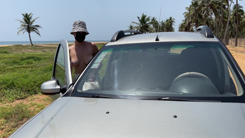 Batty Lux: Batty Lux em topless, lavando carro peituda loira limpando carro...