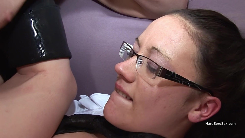 Hard Euro sex: Czterech facetów rucha się w okularach nastolatek