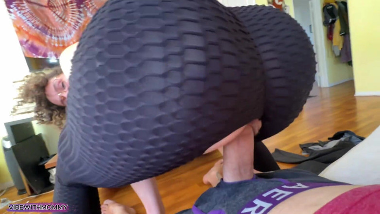 VibeWithMommy: Madrasta fode o melhor amigo dos enteados