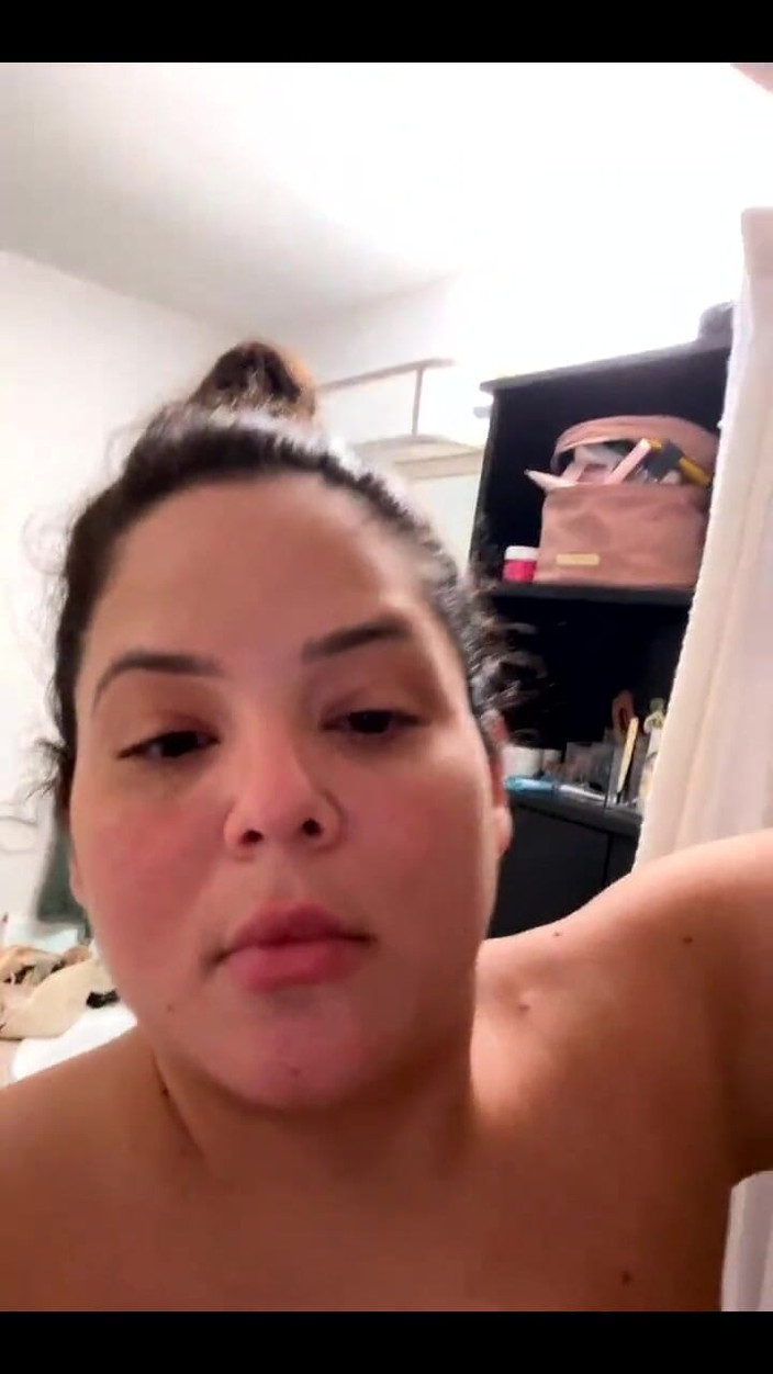 Dani Valentina: Топлес приготування їжі та потік душу