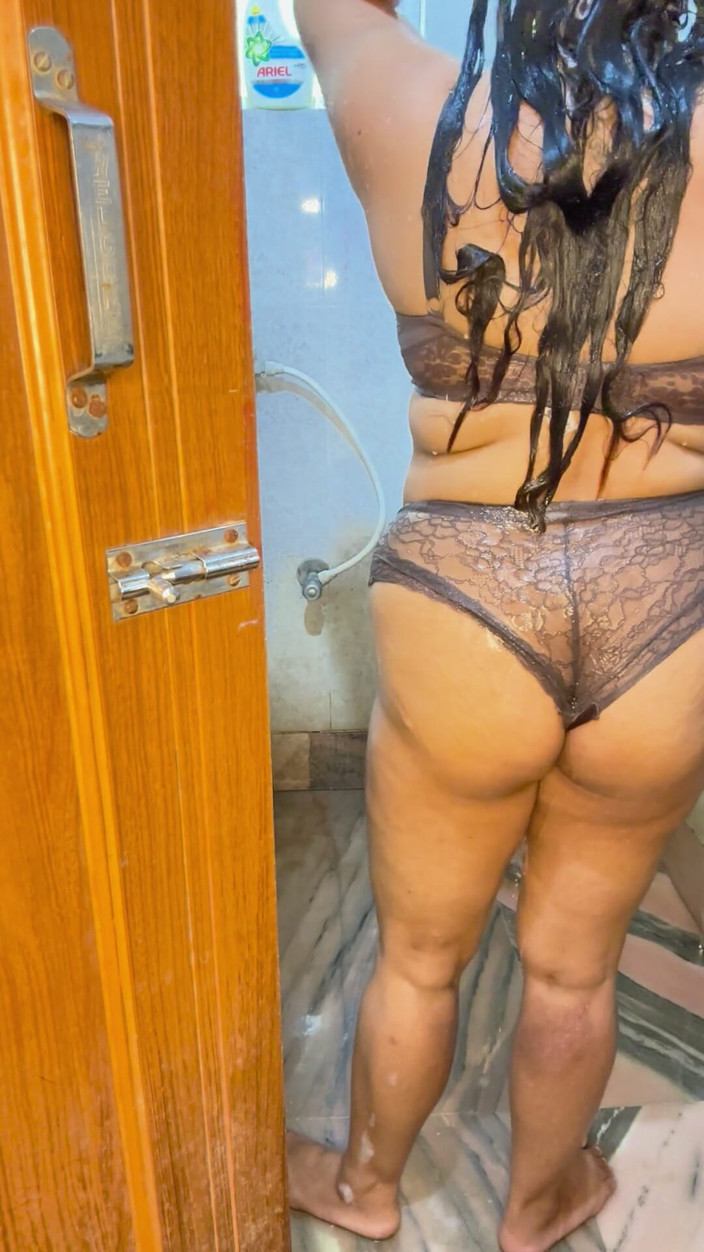 HornyBoudi: Gadis sange india lagi asik fingering memeknya di kamar mandi...