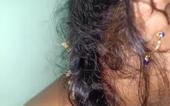 विवाहित महिलाएं अपने प्रेमी के लिए प्यारी दिखा रही हैं