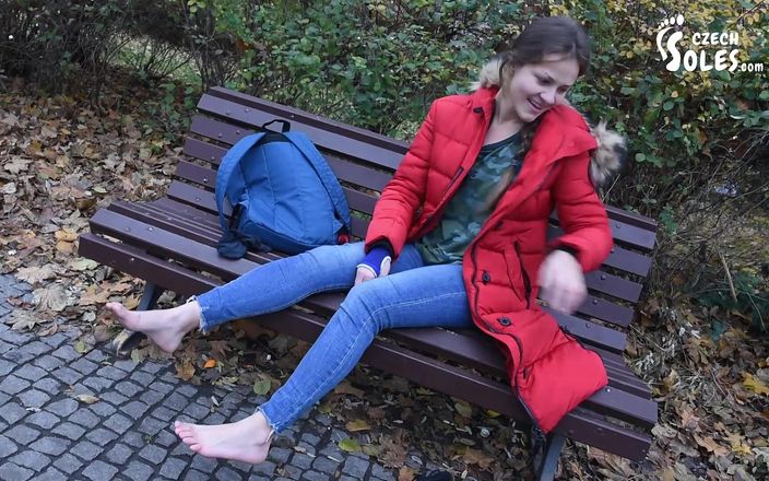 Czech Soles - foot fetish content: Des pieds sales dans un parc se font nettoyer par...