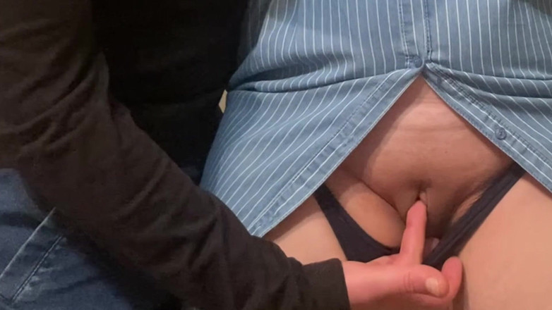 Niki studio: Omg！一个陌生人在地铁上抚摸他的鸡巴并抚摸我的阴户！