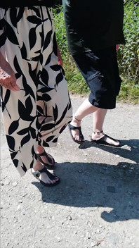 Birkenstocks'ta nylonjunge ile yürüyüş