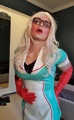 JessicaXD: Fetišová sestřička Jessica, blondýna, bílé šletené punčochy, zkoumání sama sebe a...