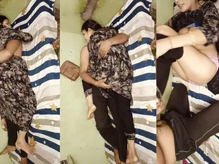 जीजा अपनी युवा साली को चोदता है जब उसकी पत्नी घर पर नहीं है