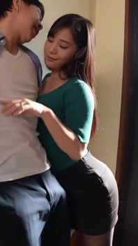 Edge Heat Surges as Married Rino Reveals Her Bold, Overwhelming Curvy Presence -scene.1