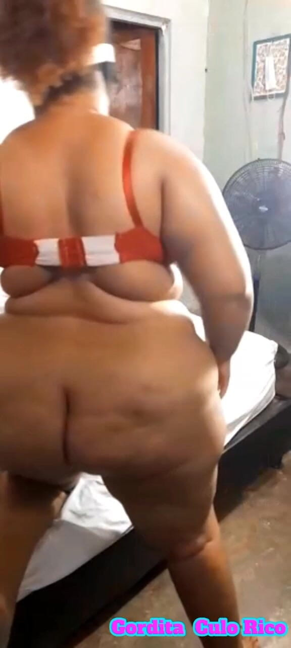 Gordita Culo Rico: Laura gordita - Ti piace guardare il mio culo grasso di...