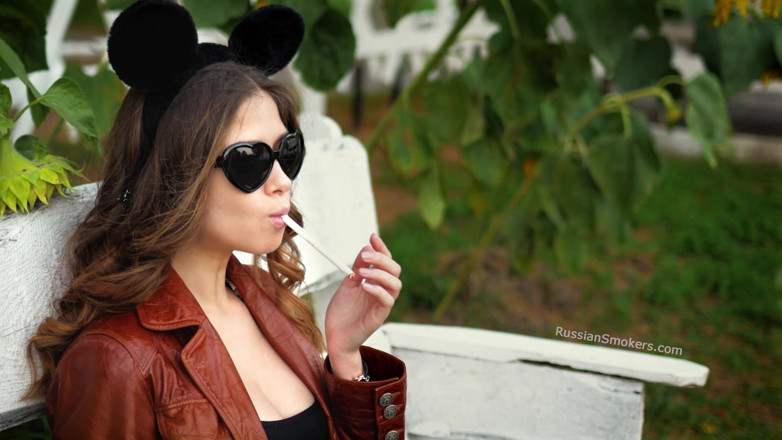 Russian Smokers: Sensual russa anjo fumando cigarro na luz solar