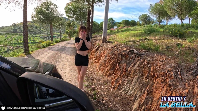 Labestiaylabella: Donna di 18 anni; guida la sua auto mentre la sua...