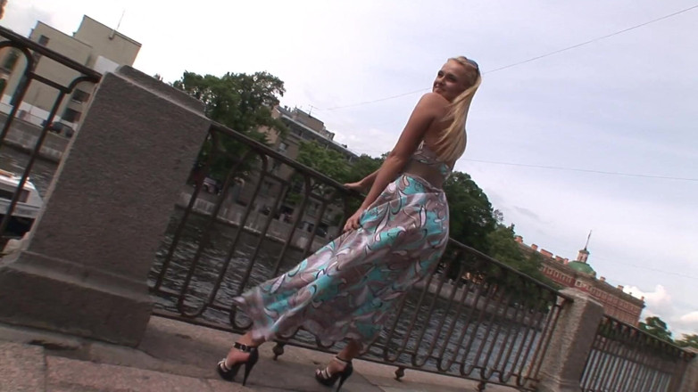 European fresh porn: Una rubia sexy se muestra y se mea en la...