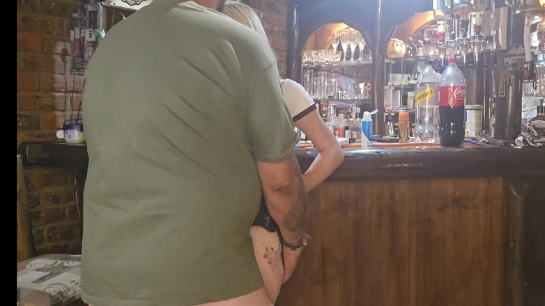 Bigjoefuckalott: Suami lagi asik nontonin temanku ngentot memeknya pakai jari sambil...