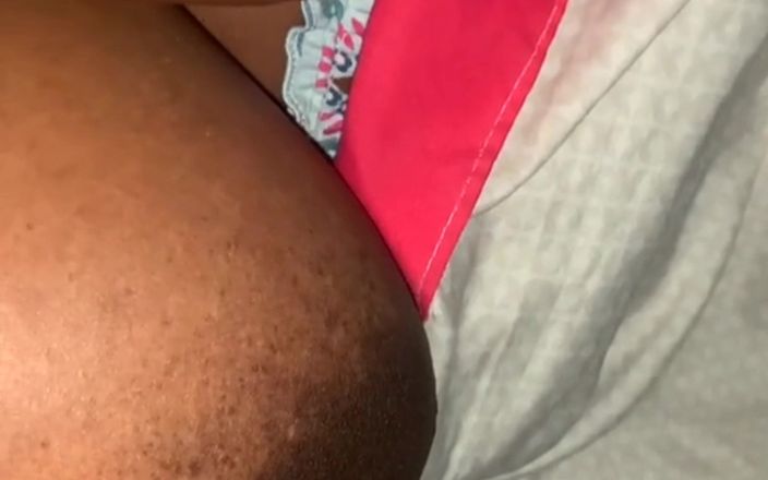 Super sexy ebony cuties: Liggend in mijn tepels knijpend en zogend
