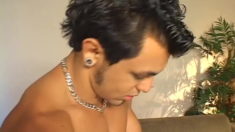 Shemale World: Travesti loira tem seu cu fodido depois de boquete perfeito