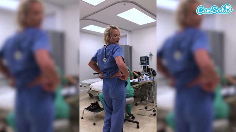 CamSoda: L'infermiera MILF Atletica Viene Licenziata per La Masturbazione in Ospedale