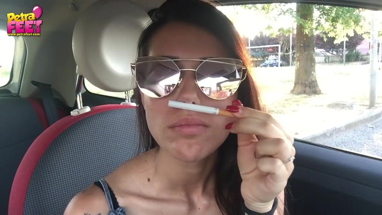 Smokin Fetish: Мила тінка Петра курить в машині