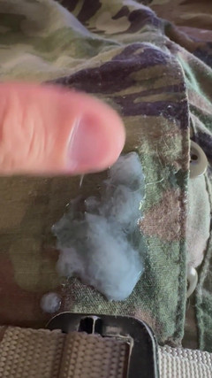 Gay Soldier Stuff: Army Solider tam üniforma giyerken lateks bir amcığı sikiyor ve sonra...