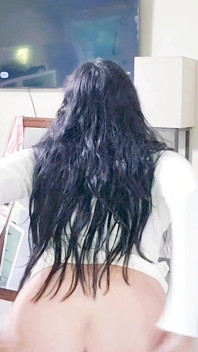 已婚熟女在她的办公室服装下穿着什么。她总是准备好了。