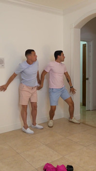 Üvey anne erkeklerle banyo yapıyor ve çifte dolduruluyor
