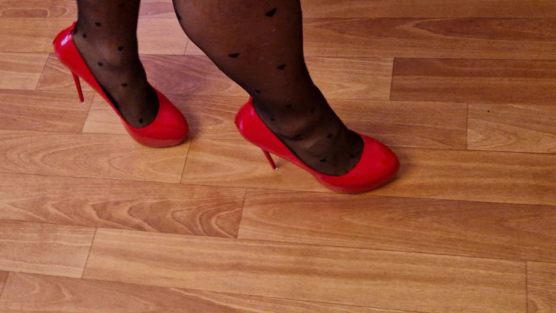 Milosbroz: Sexy trio con i tacchi alti, che camminano di nascosto...