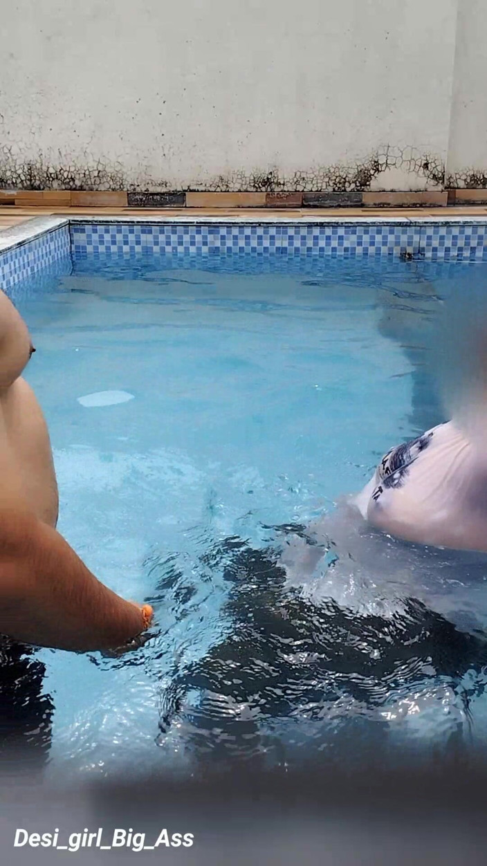 Nadiya: Il divertimento rischioso di una coppia calda in piscina.