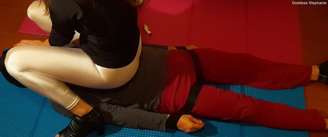 goddess82: Ich sitze bequem auf deinem Bauch, während ich rauche!
