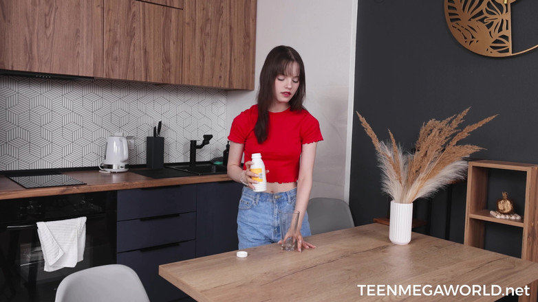 Teen Mega World: Gioco con ditalino a pranzo