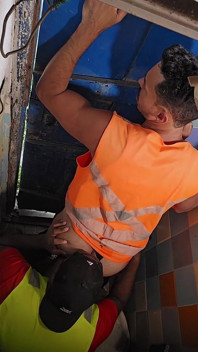 Kamar mandi perusahaan Dois Peões Pegando
