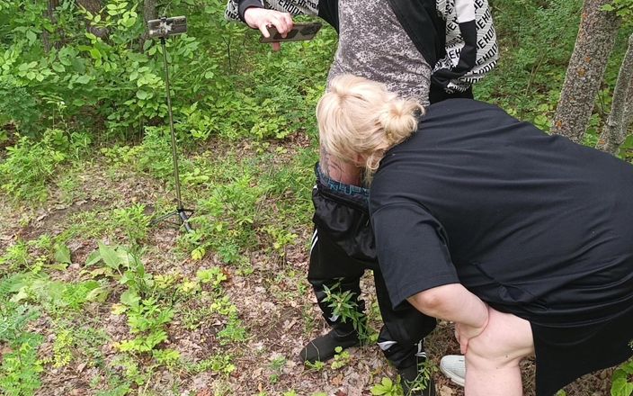 Zona901: En vän suger min kuk i en park och sväljer...