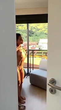 Kawan baik suami mengongkek saya dengan zakar besarnya