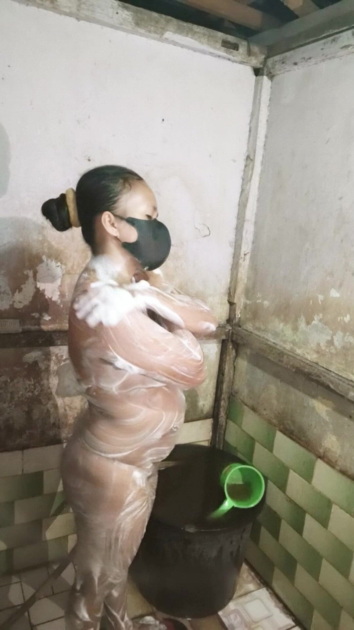 Rania: Nhìn thấy chị dâu đang tắm trong khi thủ dâm