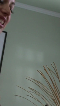Une MILF latina gémit de plaisir en se faisant baiser sur le canapé