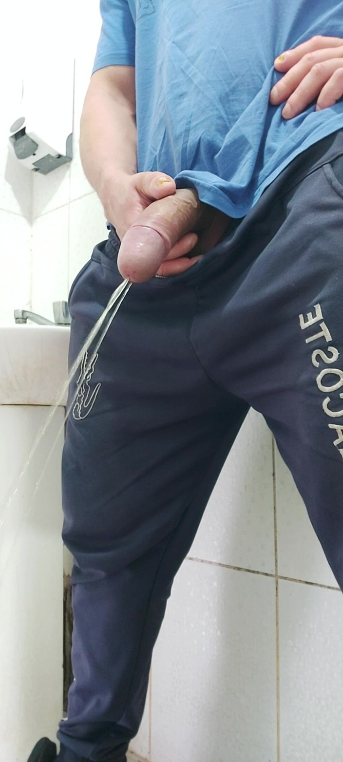 Carlos Simoes: Un hombre brasileño bien dotado orinando y mostrando su pene...