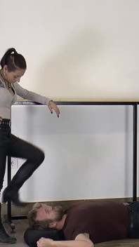 Sydney Zermalmte Das Gesicht Einer Sklaven Mit Einem Stiefel