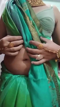Gay Crossdresser Bottom Gaurisissy India Menekan Dan Bermain Dengan Payudaranya Yang Besar Dengan Saree Biru Seks Buatan Sendiri