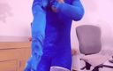 Nylon fetish 4u: Waktunya memakai sarung tangan biru mengkilap dan pamer lapisan tubuhku.
