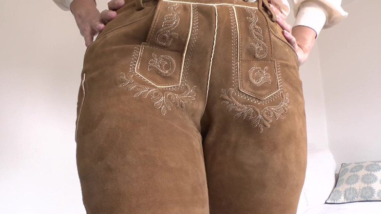 Lady Victoria Valente: Bavareza Lederhosen: Be My Cur-sniffer și Spermă, Lady Victoria Valente