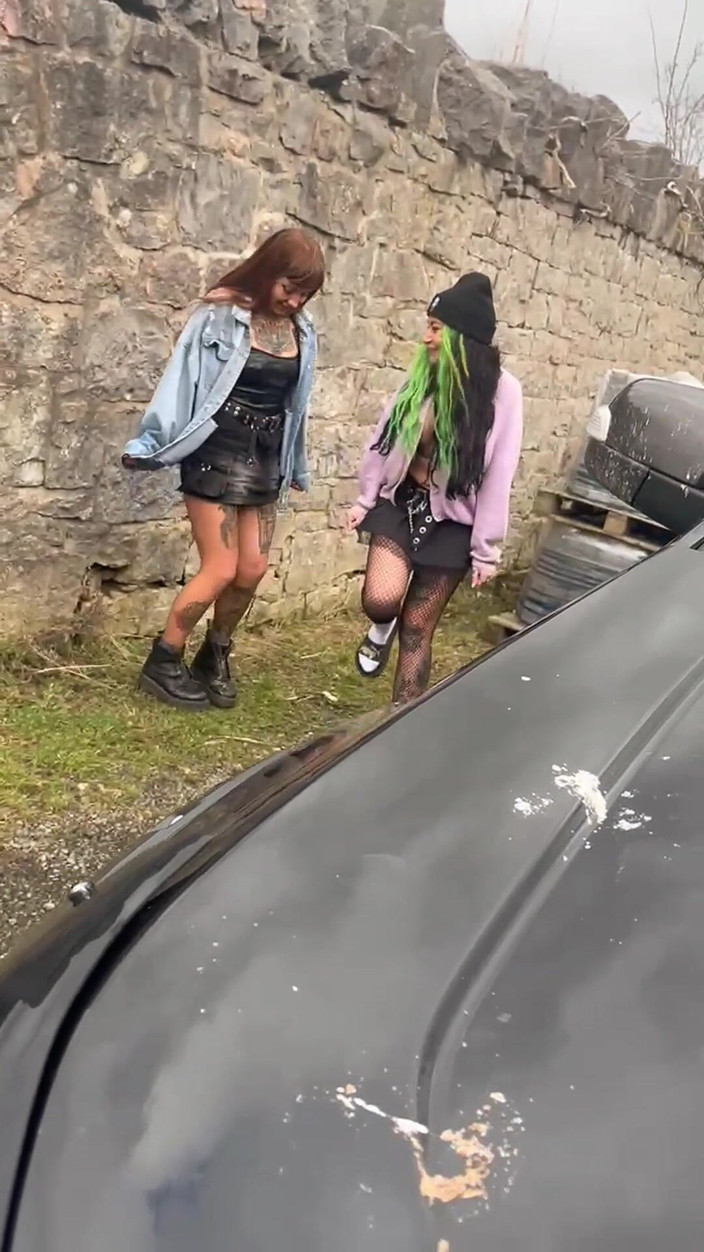 Yourfavecumslut: İki gotik kanka çiş için çaresiz