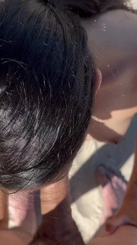 Punto de vista: polla chupada con una paja en una playa de arena dorada