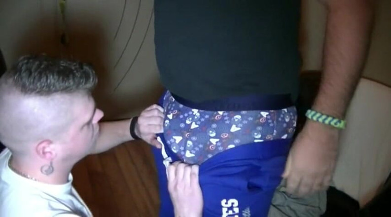Gaybareback: Une jumelle en jockstrap se fait baiser par une grosse...