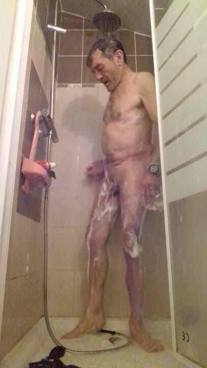 Charlotin: Uomo gay gioca con un sex toy